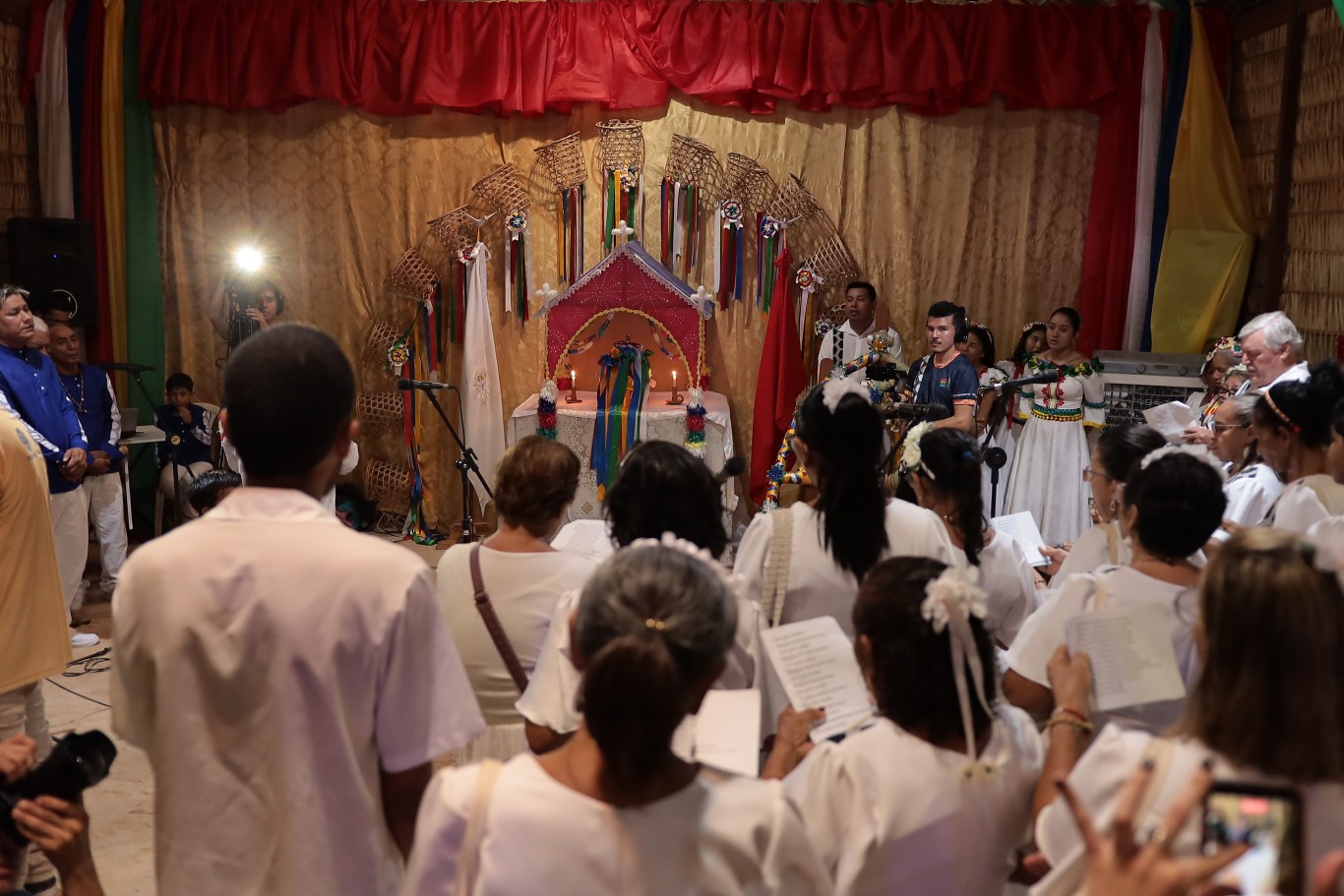 Rito religioso mantém viva a tradição centenária do Sairé em Alter do Chão